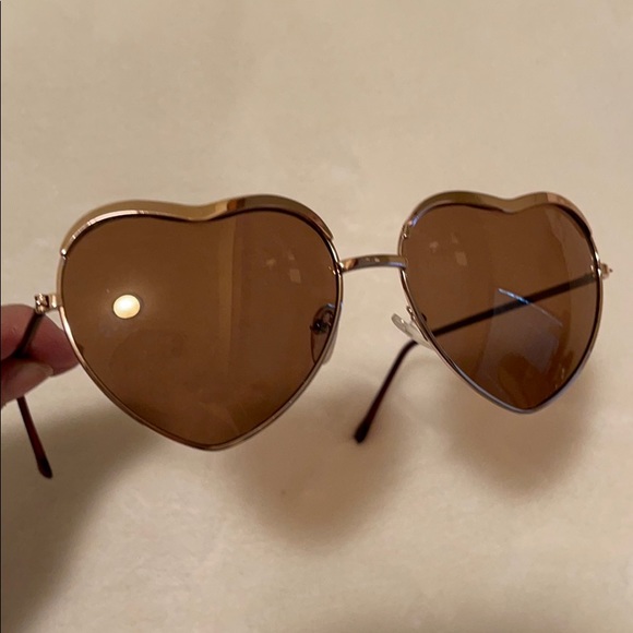 NWOT HEART SUNGLASSES - Picture 5 of 5